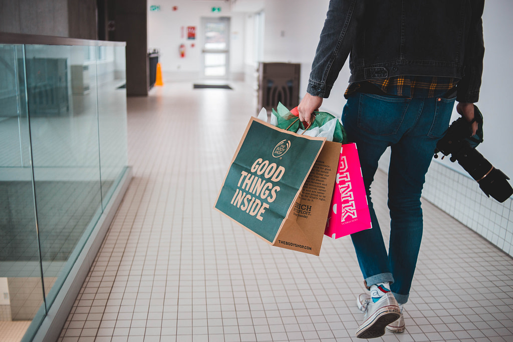 Trop de références en commerce nuit à l’expérience client Personne qui tient des sacs de courses