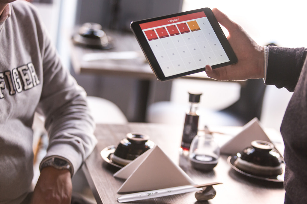 Vendeur magasin point de vente Personnes qui regardent une tablette