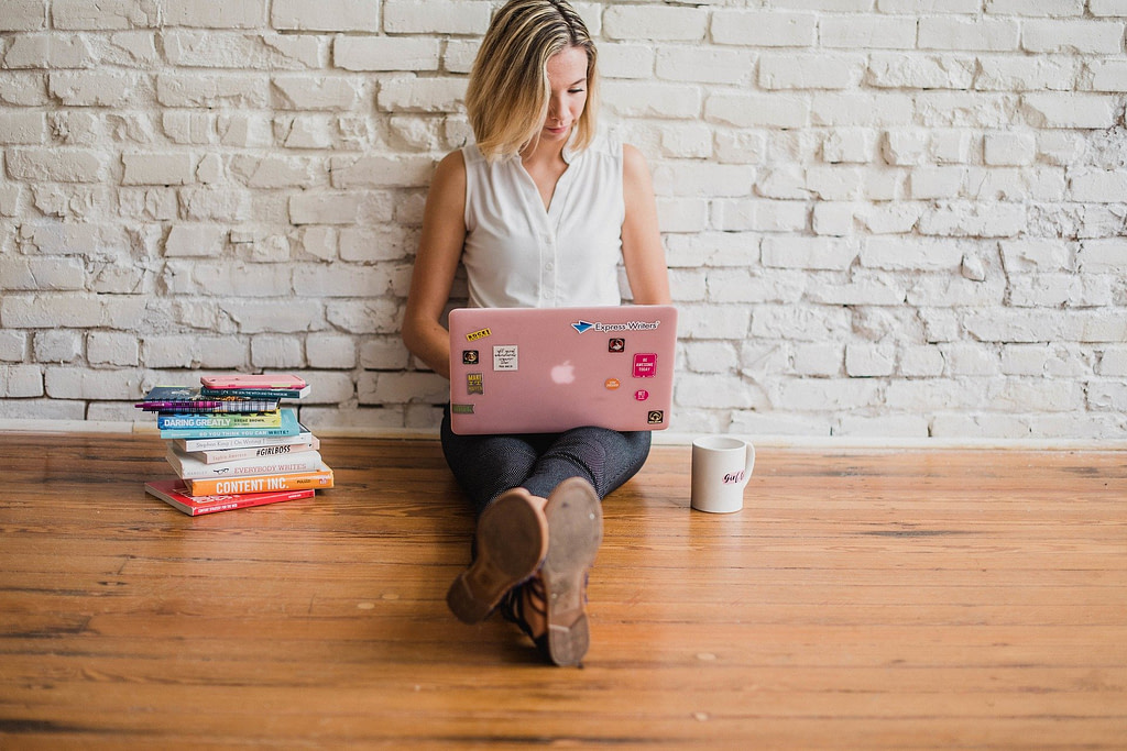 Influenceur retail 2020 tendance Femme qui travaille sur un ordinateur portable