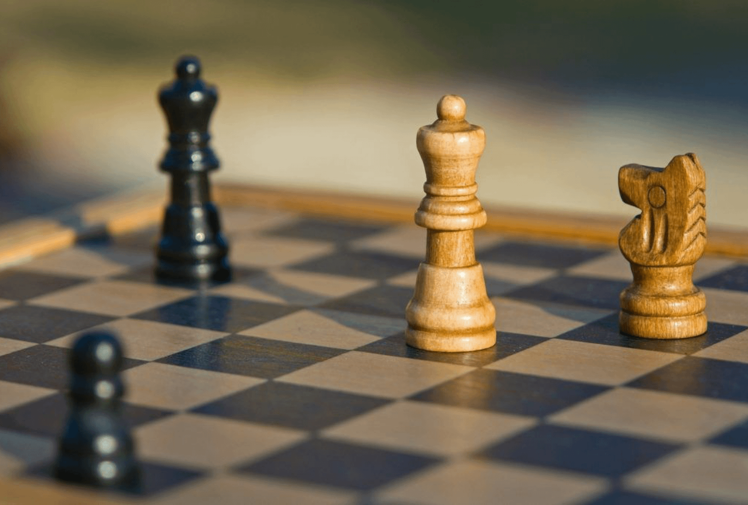 Échiquier et pièces d'échecs