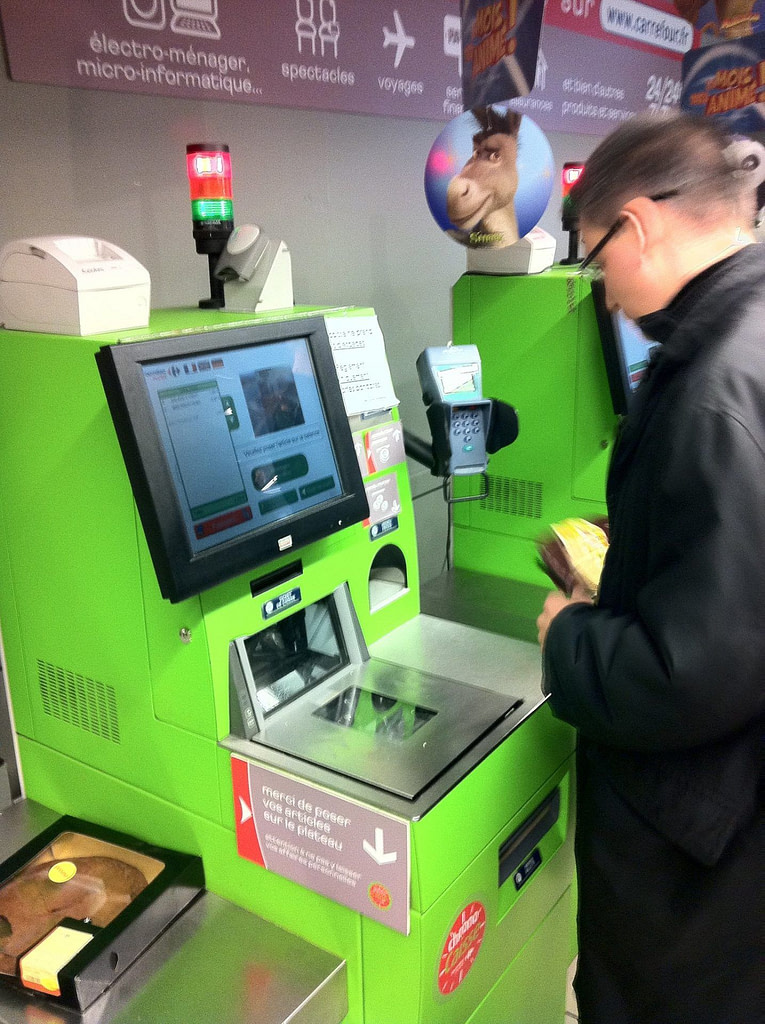 Les caisses automatiques en libre-service dans le parcours client Personne payant à une caisse automatique