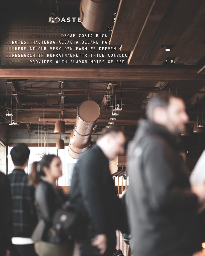 fidelisation magasin grace au digital Clients qui attendent dans un magasin